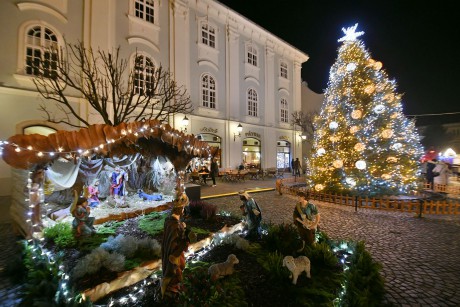 Fénybe öltözik a belváros – kezdődik a Fehérvári Advent